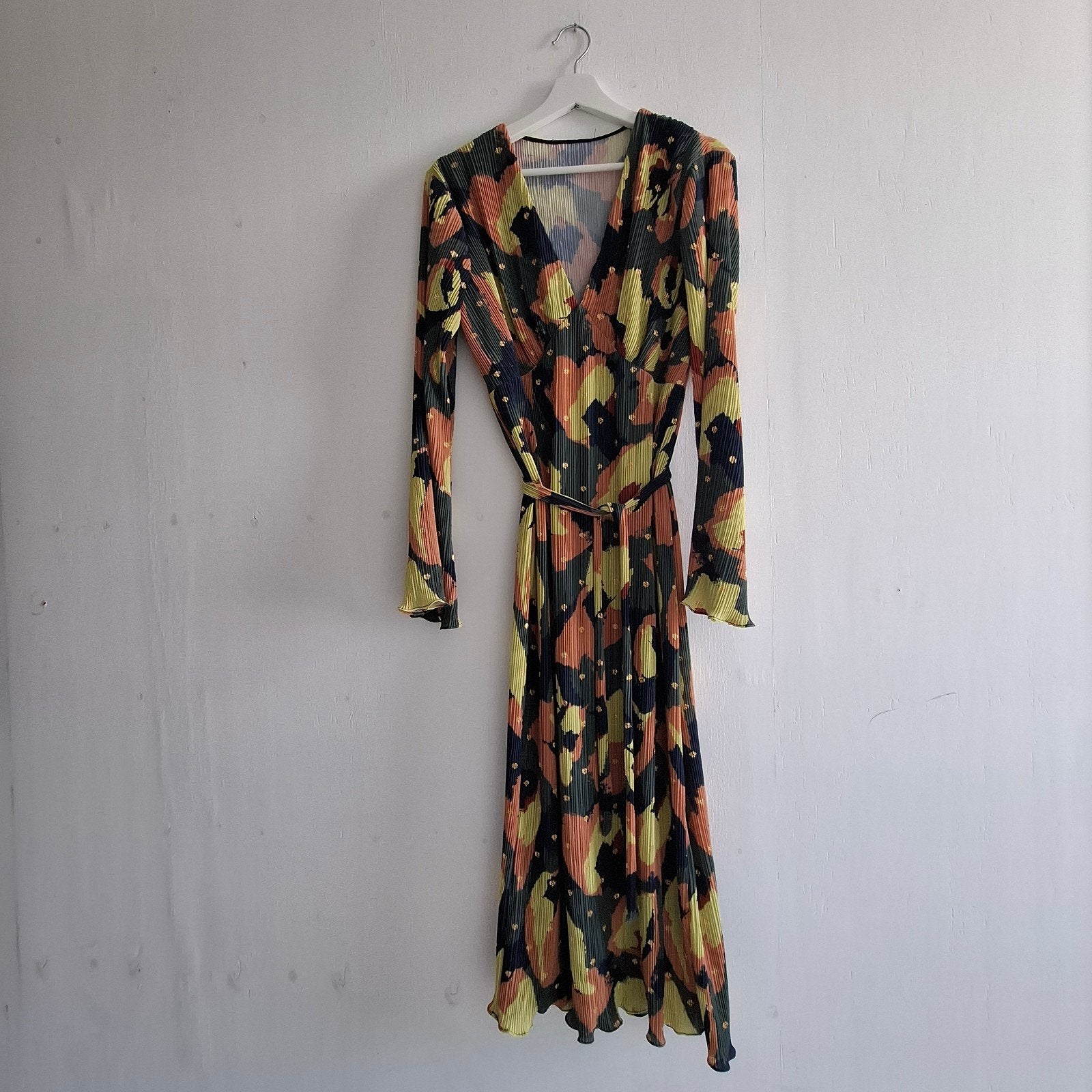 Never Fully Dressed maxijurk armyprint met goud, Maat 38/40 (M), Verzenden, Nieuw, Onder de knie