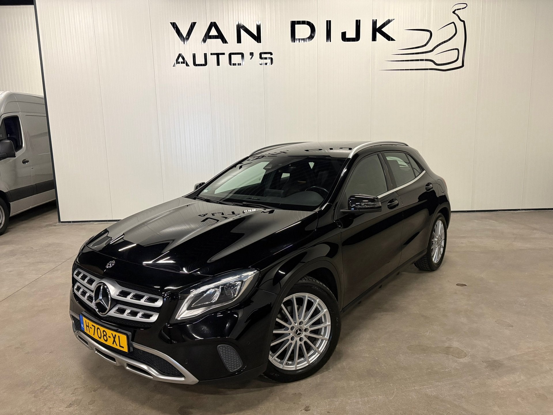 Mercedes-Benz GLA-klasse 200 d Premium Automaat LED Dealeron, Auto's, Dealer onderhouden, 136 pk, 4 cilinders, Leder en Stof