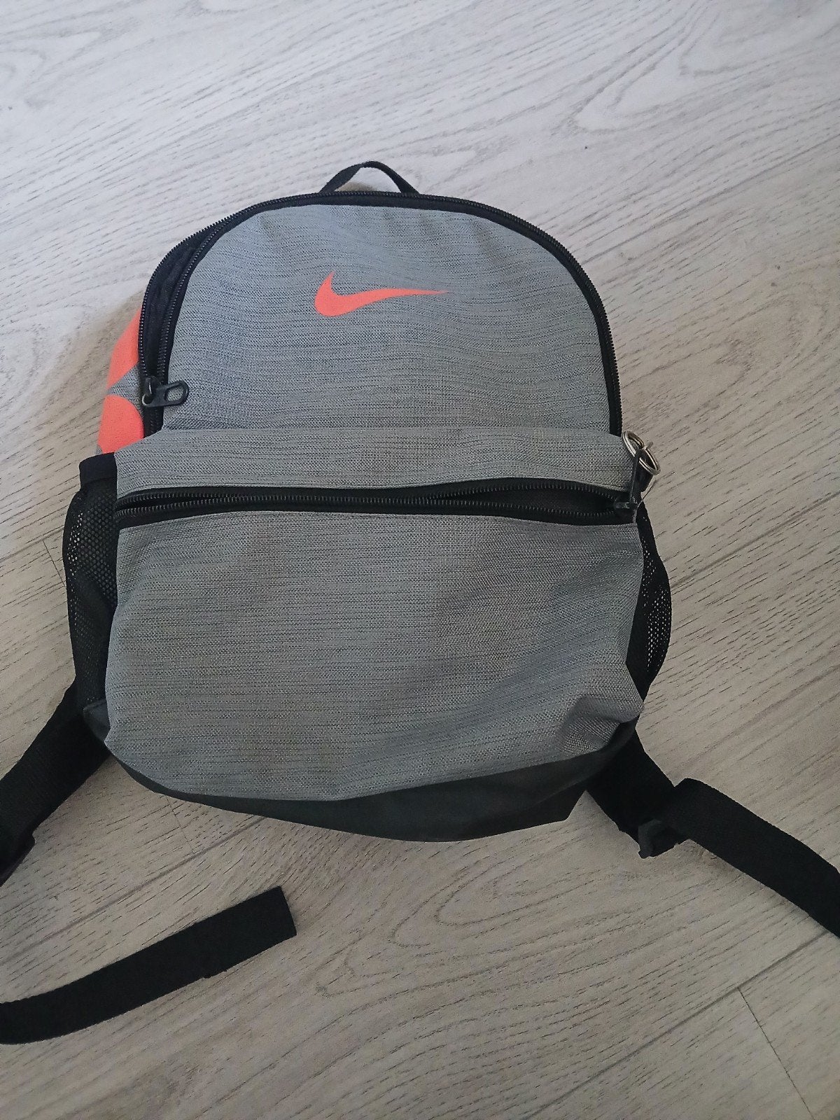 Nike rugtas - Grijs met oranje accenten, Sieraden, Tassen en Uiterlijk, Tassen | Rugtassen, Overige merken, Gebruikt, Ophalen of Verzenden