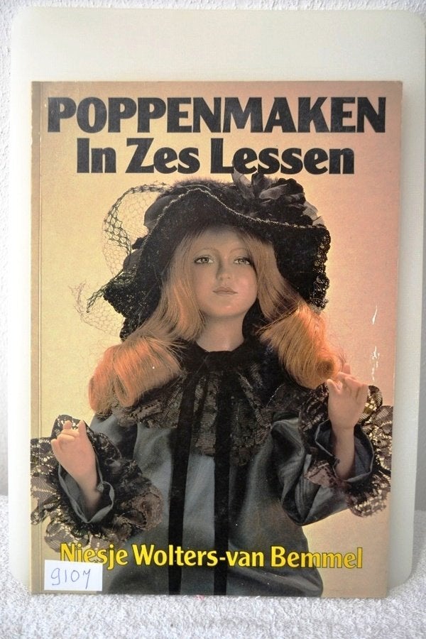 OPRUIMING:poppen boek van poppen maken in Zes lessen NR 9107, Ophalen of Verzenden, Zo goed als nieuw, Accessoires