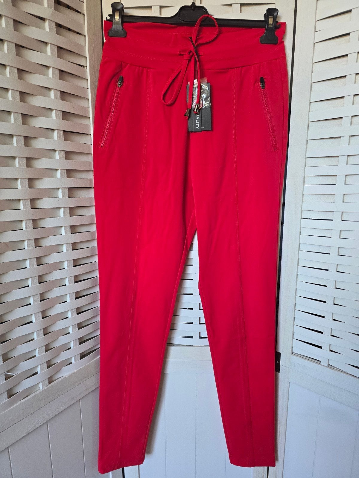 Nieuw mi piace broek rood L rits, Kleding | Dames, Ophalen of Verzenden, Nieuw, Rood, Lang