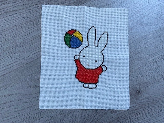 Geborduurde Nijntje met bal TEAB, Ophalen of Verzenden, Nieuw, Handborduren, Overige typen