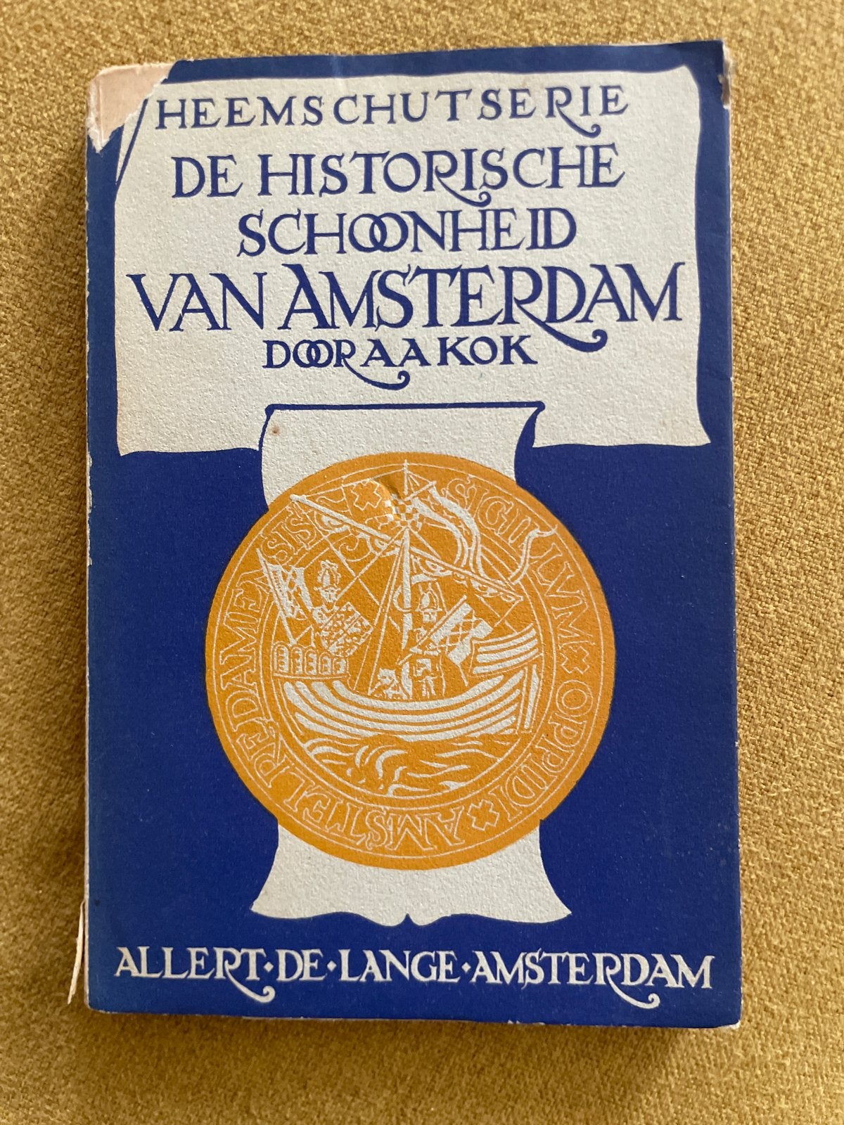 De Historische Schoonheid van Amsterdam - Dora A. Kok, Boeken, Ophalen of Verzenden, 20e eeuw of later, Gelezen