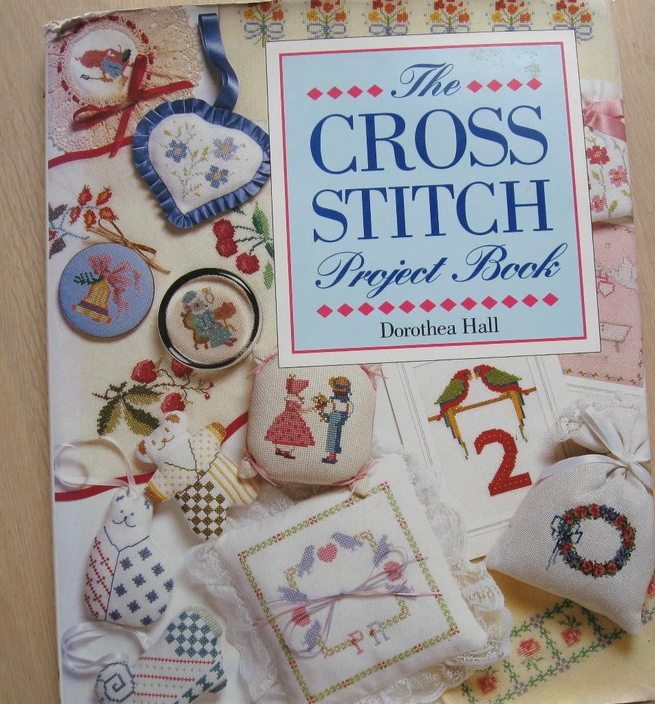 Mooie dikke kruissteek boek Dorothea Hall zie foto's, Hobby en Vrije tijd, Borduren en Borduurmachines, Nieuw, Patroon, Handborduren