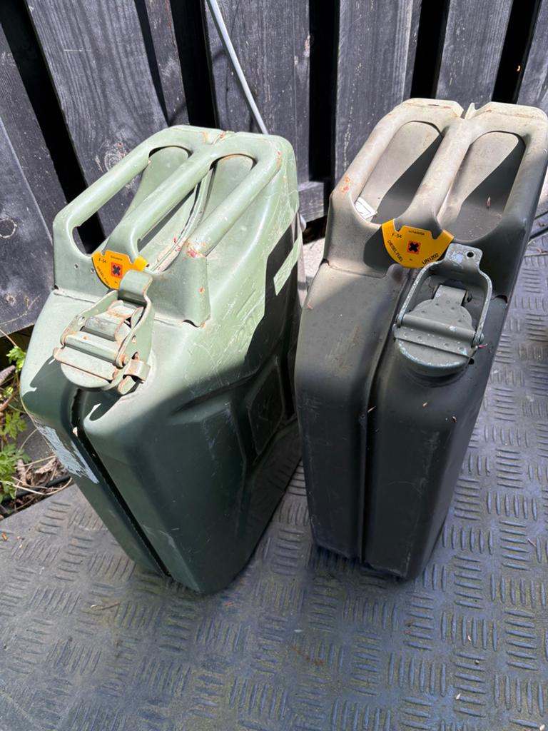 Twee gebruikte jerrycans 20 liter - brandstof/decoratie, Ophalen, Nvt, Nvt, Nvt