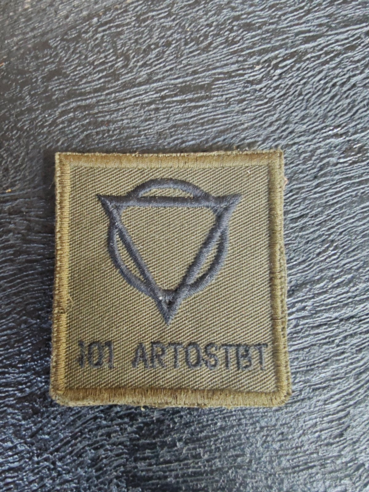 Borstembleem KL 101 ARTOSTBT met klittenband, Ophalen of Verzenden, Landmacht, Nederland, Embleem of Badge