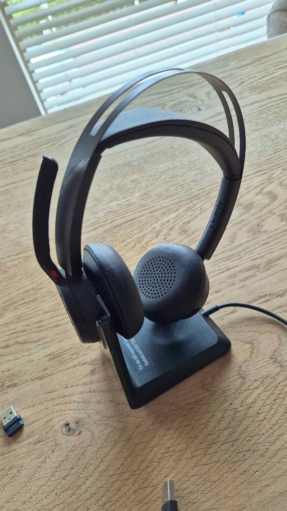 Poly Voyager Focus 2 UC USB-A met oplaadbasis, Ophalen, Nieuw, Draadloos, On-ear