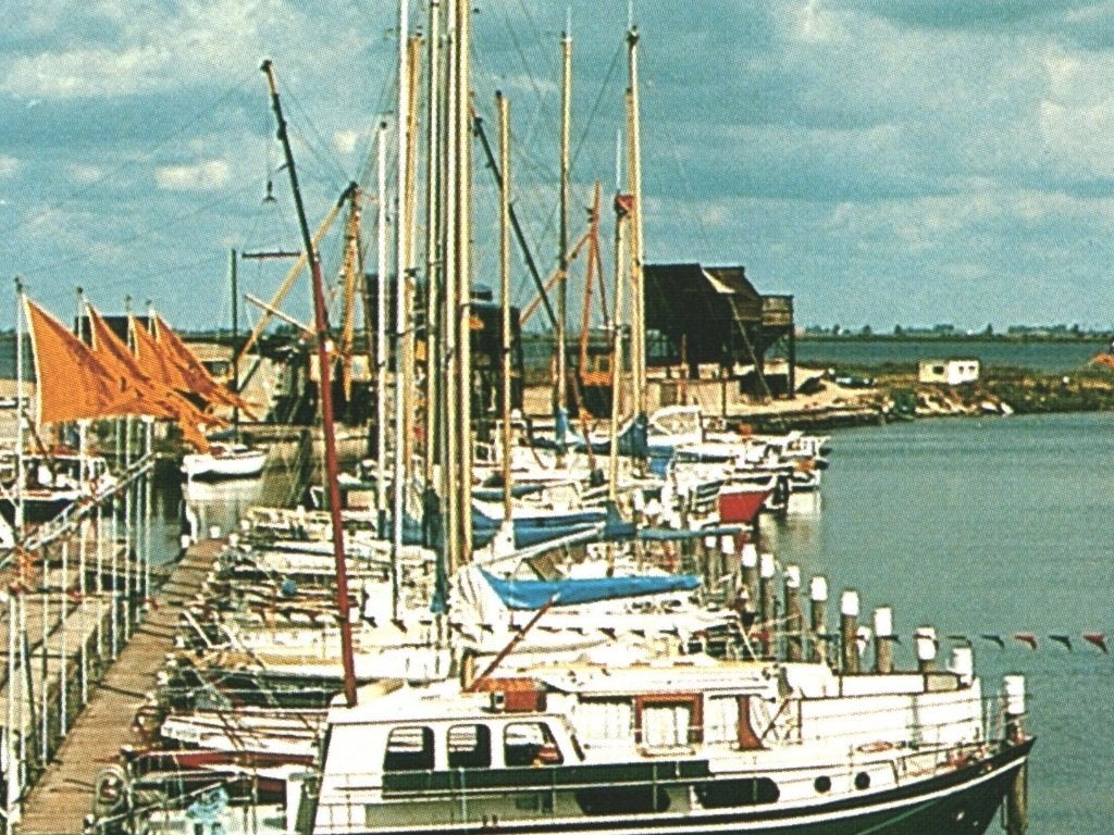40801	Den Bommel	690 ZH	 nette oude kaart 	 Niet gelopen, Verzamelen, Ophalen of Verzenden, 1980 tot heden, Ongelopen, Zuid-Holland