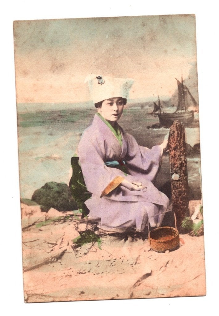 Antieke Ansichtkaart Japanse Vrouw aan Zee Gelopen, Ophalen of Verzenden, Voor 1920, Gelopen, Overige thema's