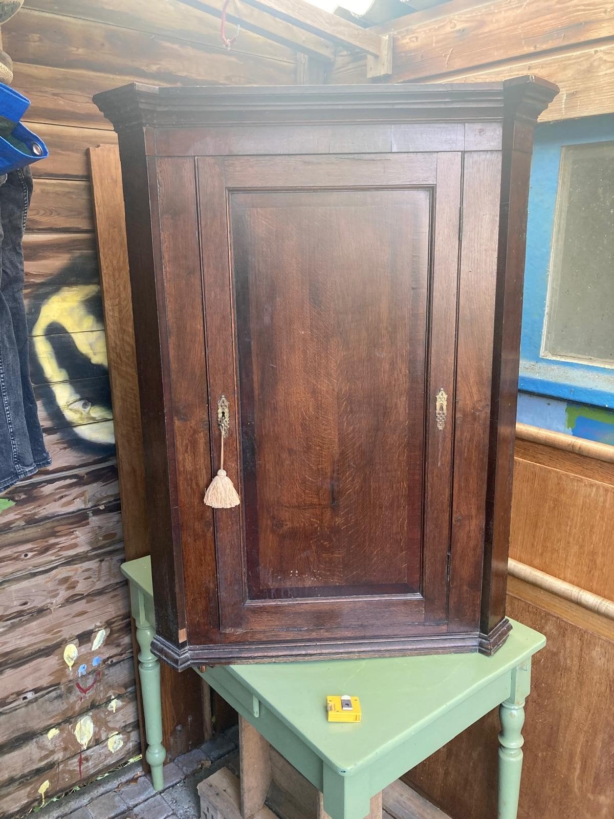 antieke hoekkast, Ophalen