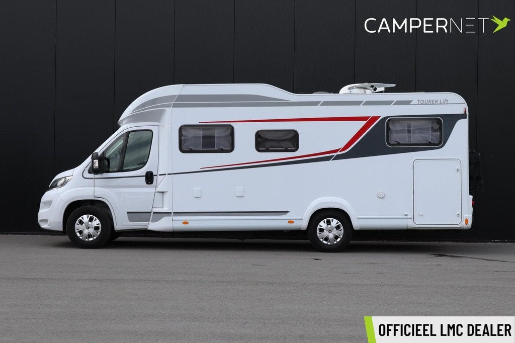Lmc Tourer Lift 730 165PK | Lengtebedden | Gescheiden douche, Caravans en Kamperen, Achteruitrijcamera, 7 tot 8 meter, Bedrijf