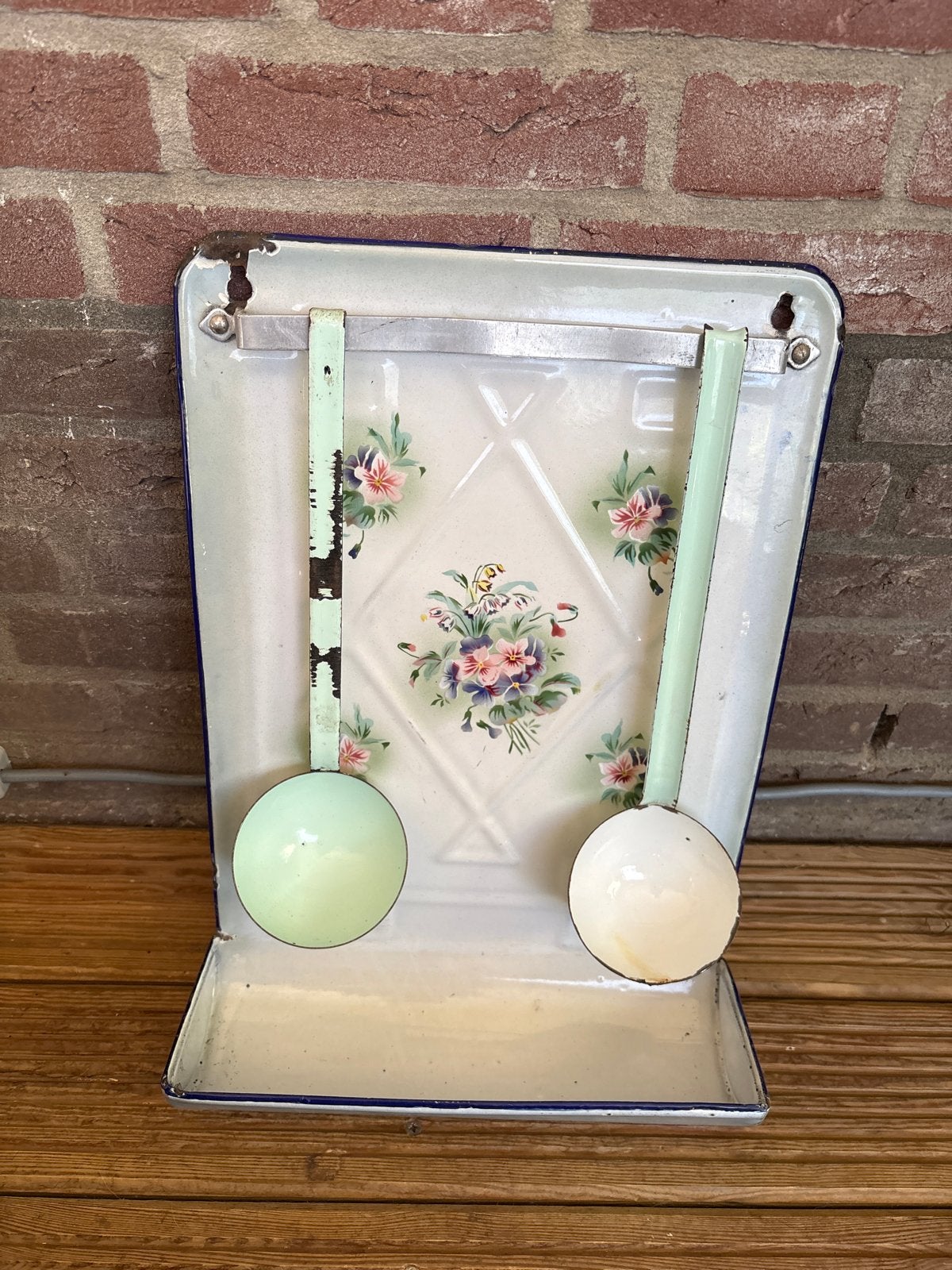 Vintage geëmailleerde lepelrek met lepels, Antiek en Kunst, Ophalen