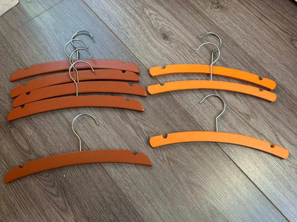 Hangertjes baby peuter bruin oranje, Kinderen en Baby's, Kinderkamer | Commodes en Kasten, Ophalen of Verzenden, Gebruikt, 50 tot 70 cm