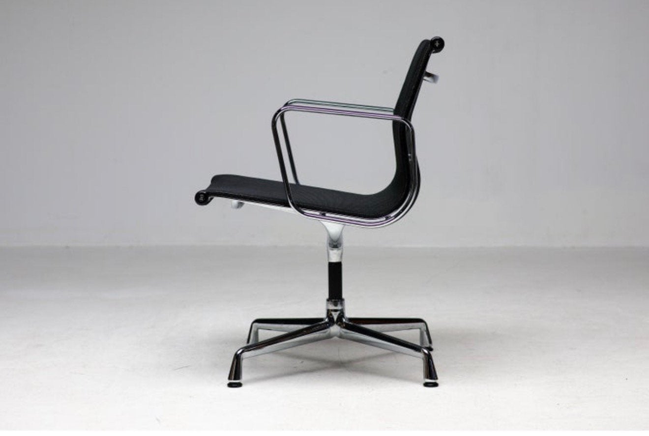 Set van 4 Vitra EA108 Netweave Swivel Conference Chairs, Ophalen, -, Zwart, -