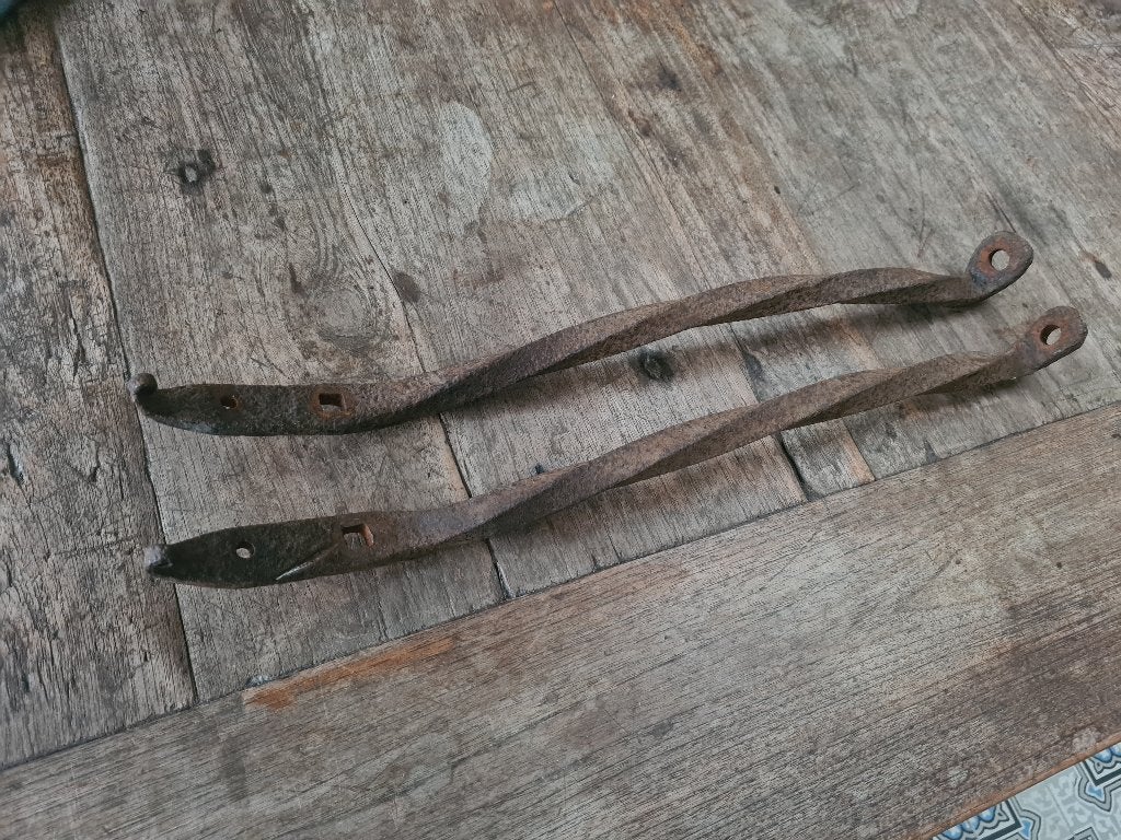 2 oude smeedijzeren steunen Lang 50 cm, Ophalen