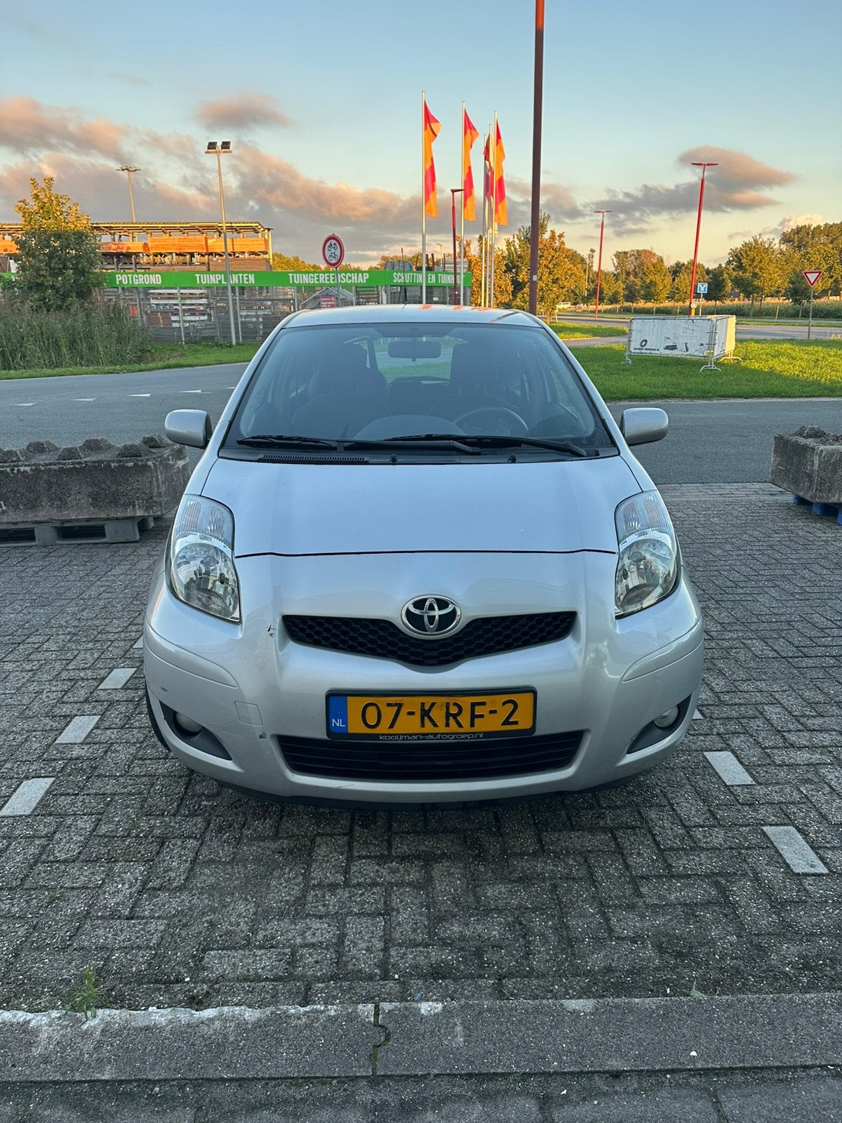 Toyota Yaris 1.3 16V Vvt-i 3DR 2010 Grijs, Voorwielaandrijving, 1025 kg, Stof, 40 €/maand
