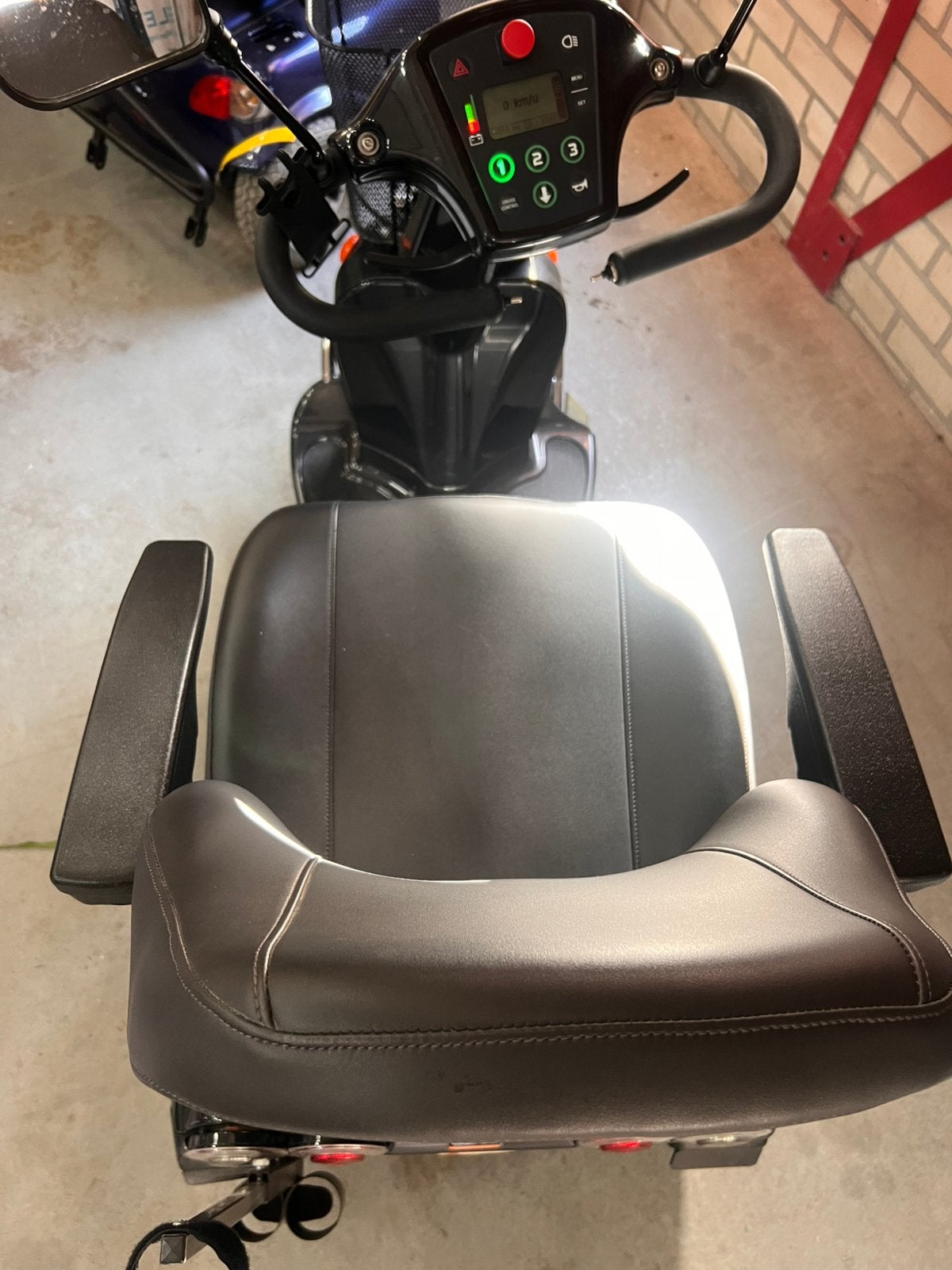 Life & Mobility Solo 3 – Luxe scootmobiel –Zeer nette staat, Zo goed als nieuw, 16 km/u of meer, D, Ophalen