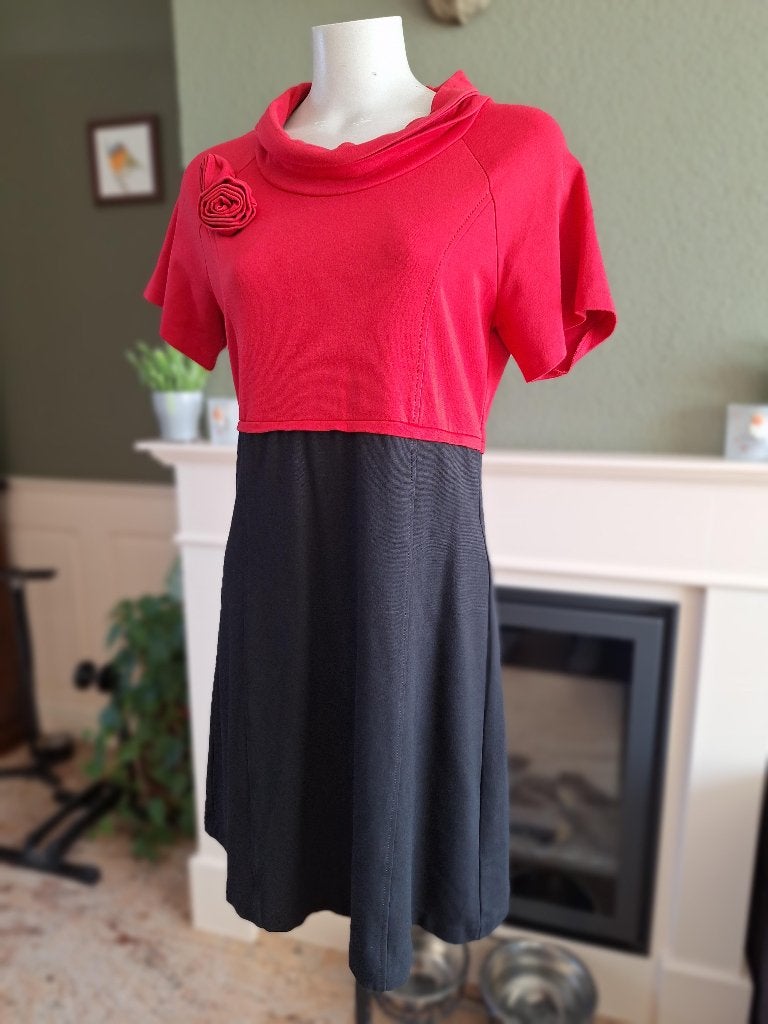 Atmos Fashion mooie rood zwarte jurk 42, Kleding | Dames, Verzenden, Maat 42/44 (L), Zo goed als nieuw, Knielengte