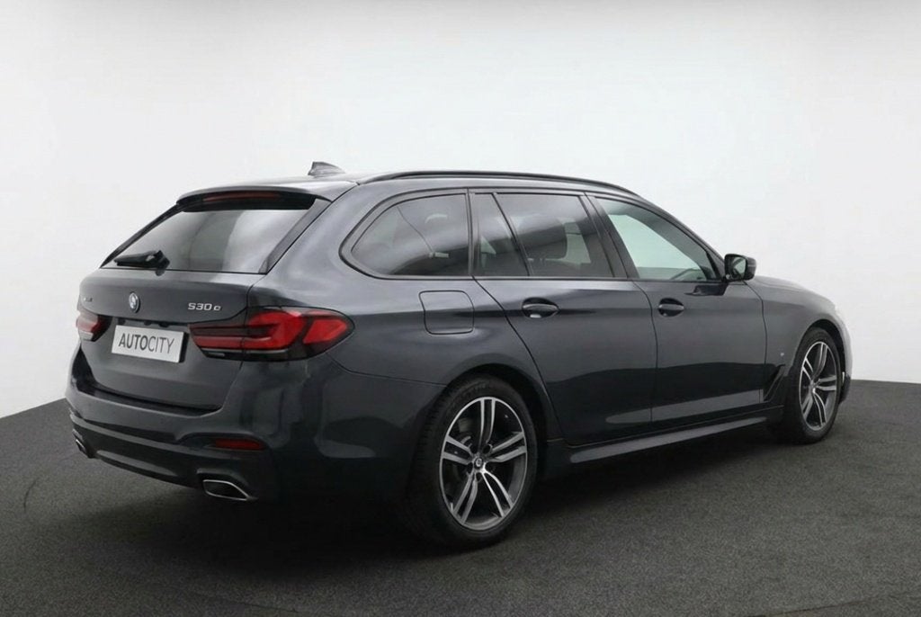 BMW 5 Serie Touring 530e xDrive Pano l 360° Camera l Ledere, Auto's, Gebruikt, Euro 6, 4 cilinders, 2000 kg