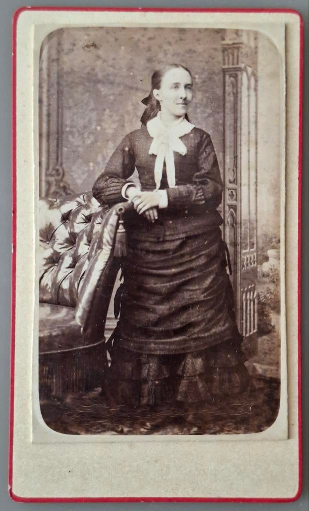 209 cdv deftige vrouw Dordrecht fotograaf J.G. Hameter, Ophalen of Verzenden, Voor 1940, Gebruikt, Overige onderwerpen