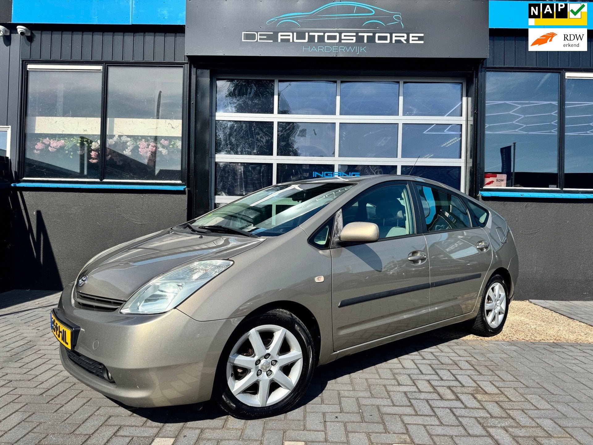 Toyota Prius 1.5 VVT-i hybrid Airco Cruise Pdc navi Bluetoot, Auto's, Toyota, Dealer onderhouden, 1497 cc, Gebruikt, 4 cilinders