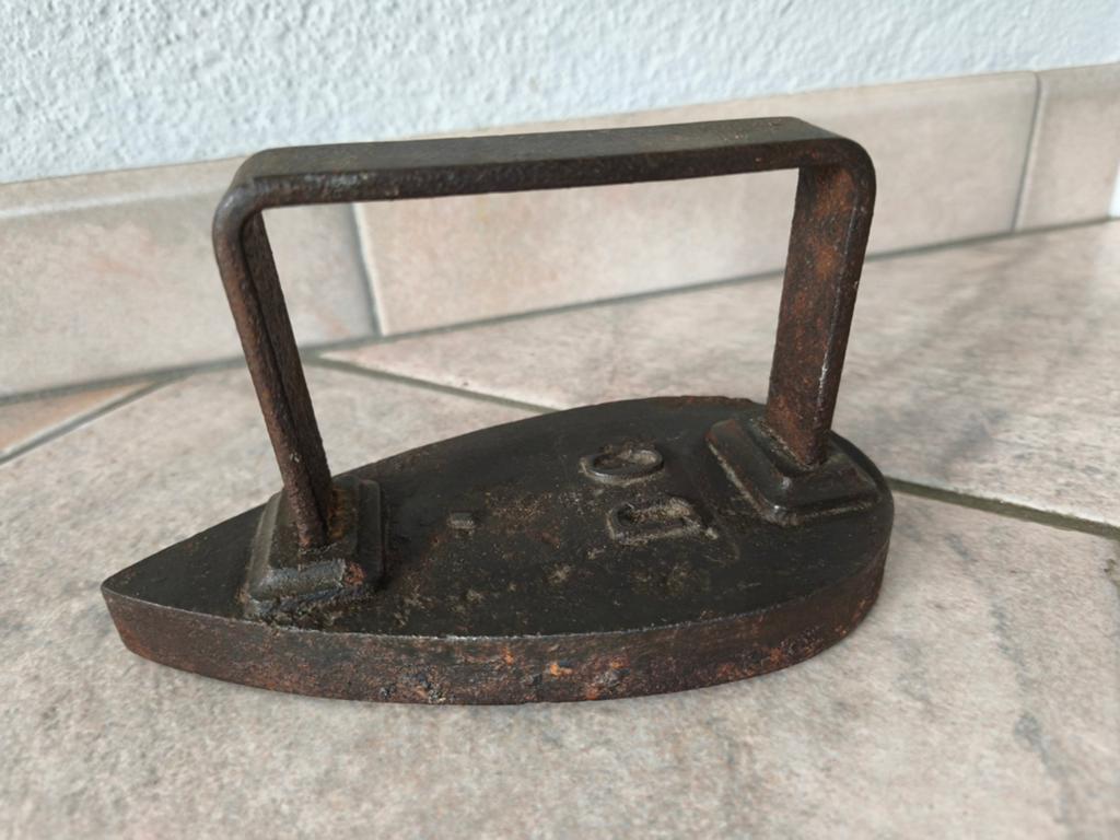 Antiek gietijzeren strijkijzer "D.C." - Kachelbout, Ophalen of Verzenden