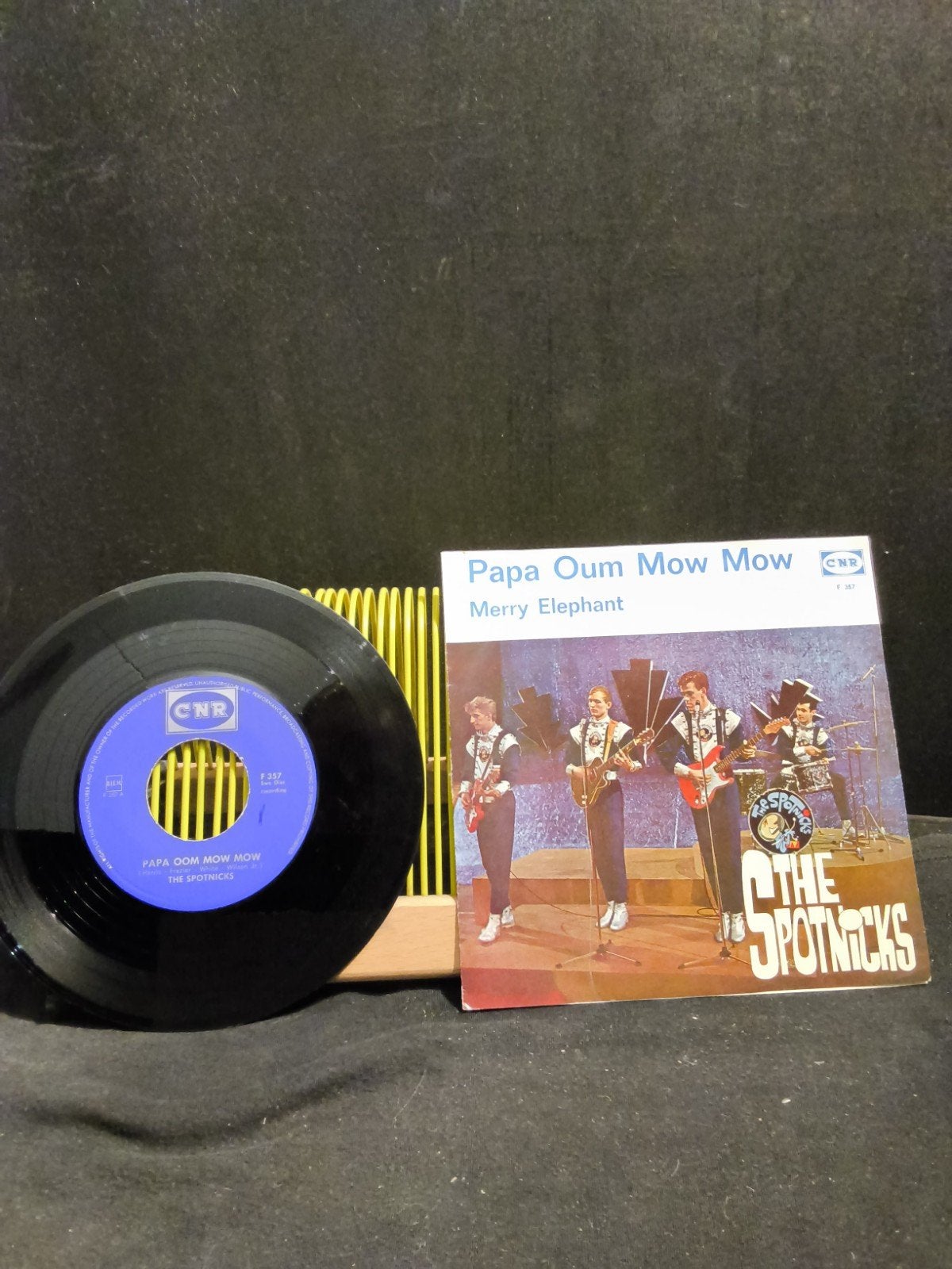The Spotnicks. Papa Oum Mow Mow. Vaste prijs €2., 7 inch, Ophalen of Verzenden, Zo goed als nieuw, Poprock