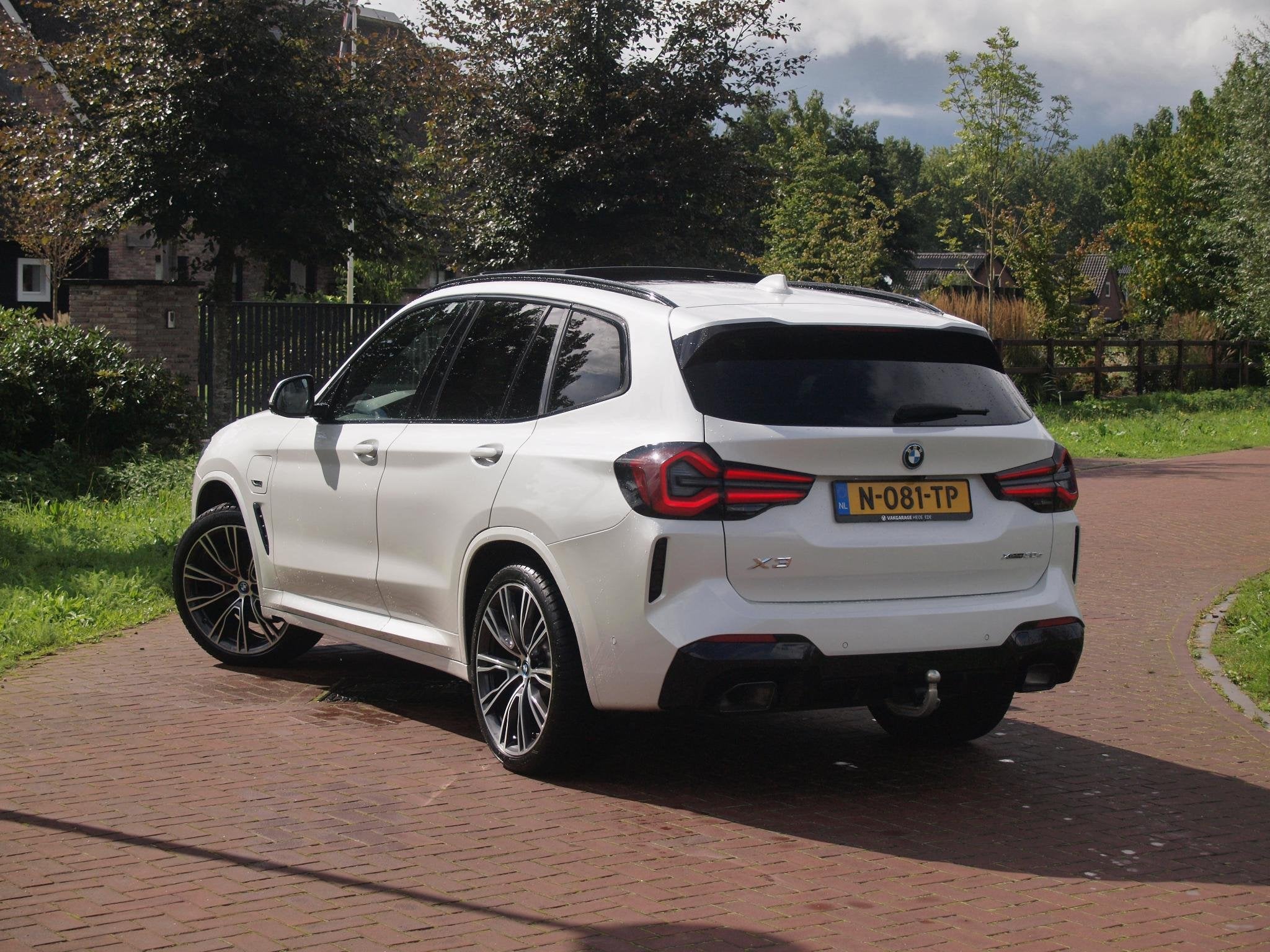 BMW X3 xDrive30e Business Edition Plus | M-Pakket | Panorama, Auto's, Gebruikt, 4 cilinders, 2000 kg, Leder en Stof