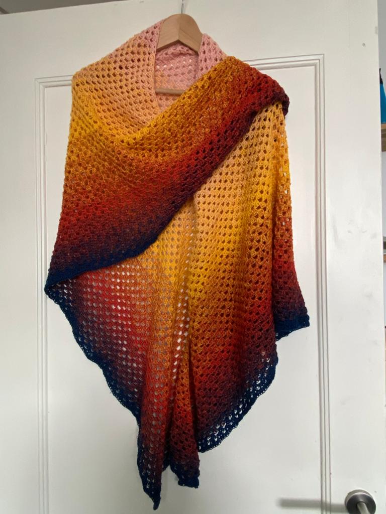 Nieuwe zelfgehaakte omslagdoek met kleurverloop, Ophalen of Verzenden, Nieuw, Sjaal
