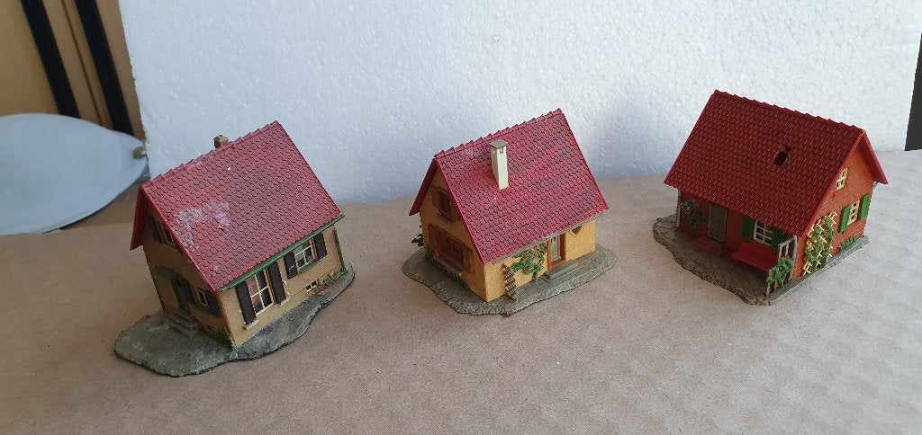 3 kleine huisjes voor HO spoorbaan, Overige merken, Gebruikt, Gelijkstroom of Wisselstroom, Brug, Tunnel of Gebouw