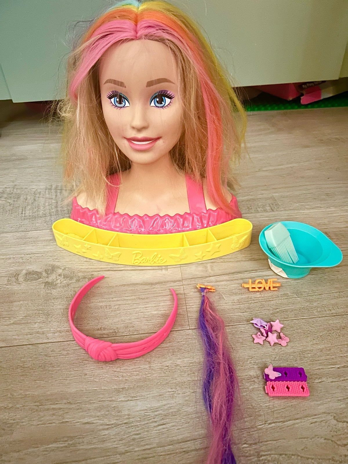 Barbie Color Reveal Kappop met accessoires, Kinderen en Baby's, Speelgoed | Poppen, Ophalen of Verzenden, Gebruikt, Barbie