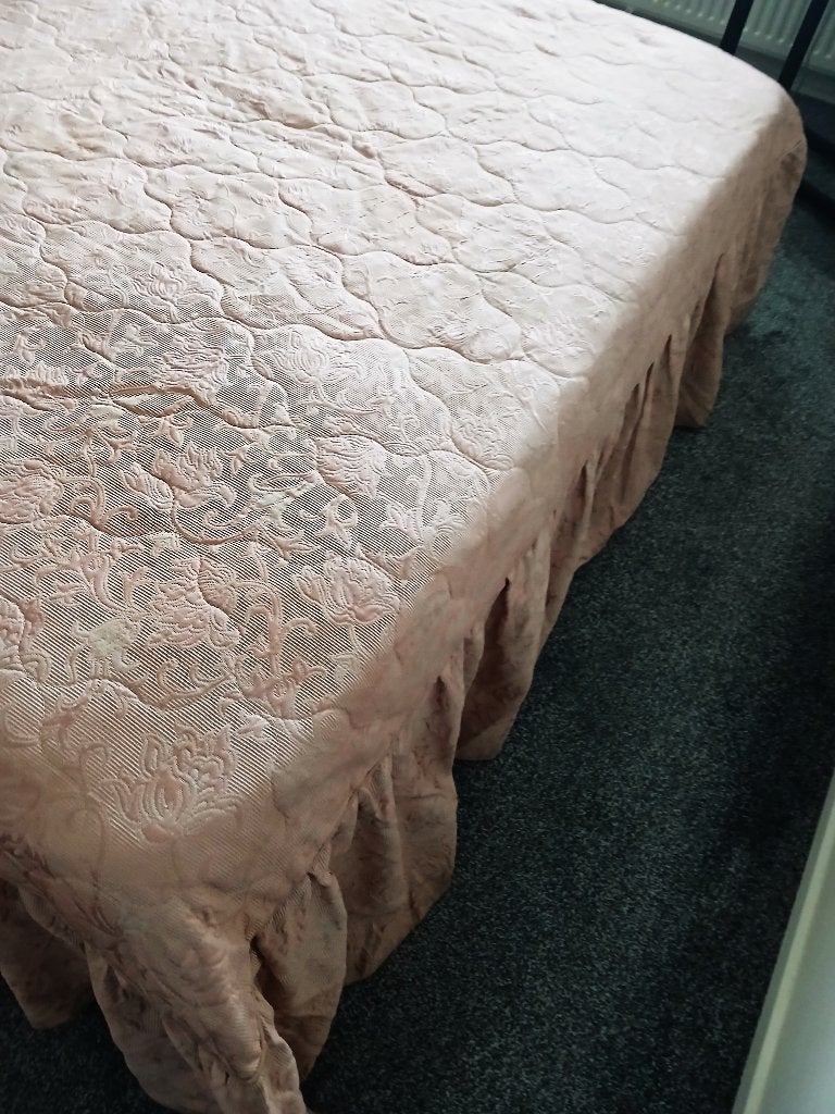 Brocante oudroze sprei bedrok 180 x 200 cm met volants, Ophalen of Verzenden