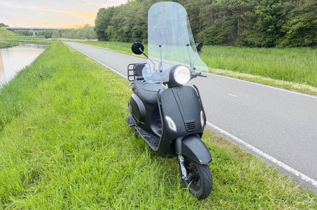 Zo goed als nieuwe Senzo Scooter uit 2024, Fietsen en Brommers, Ophalen of Verzenden, Zo goed als nieuw, Benzine, Overige merken