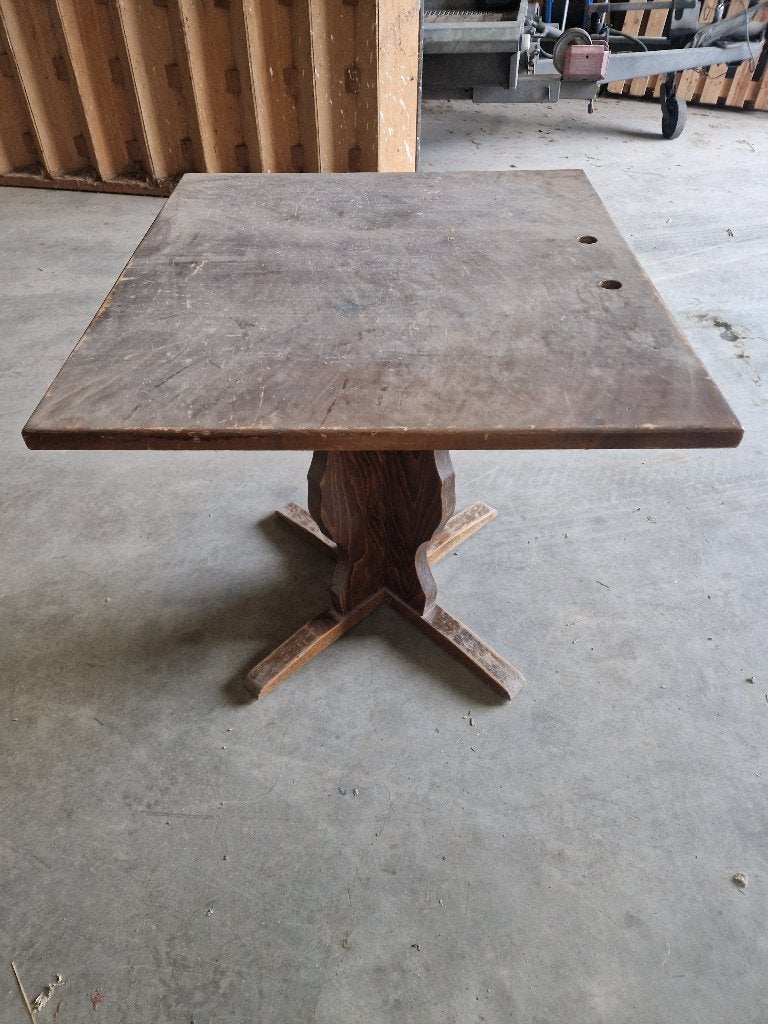 Vierkante tafel met decoratieve poot, Ophalen