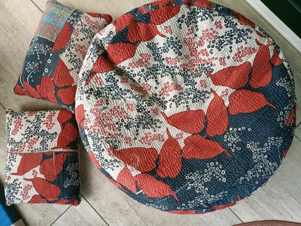 poef/zitzak met losse kussentjes, van doorgestikte stoflagen, Ophalen, Alleskunner, mooi bij vintage /jaren '60 of '70 interieur