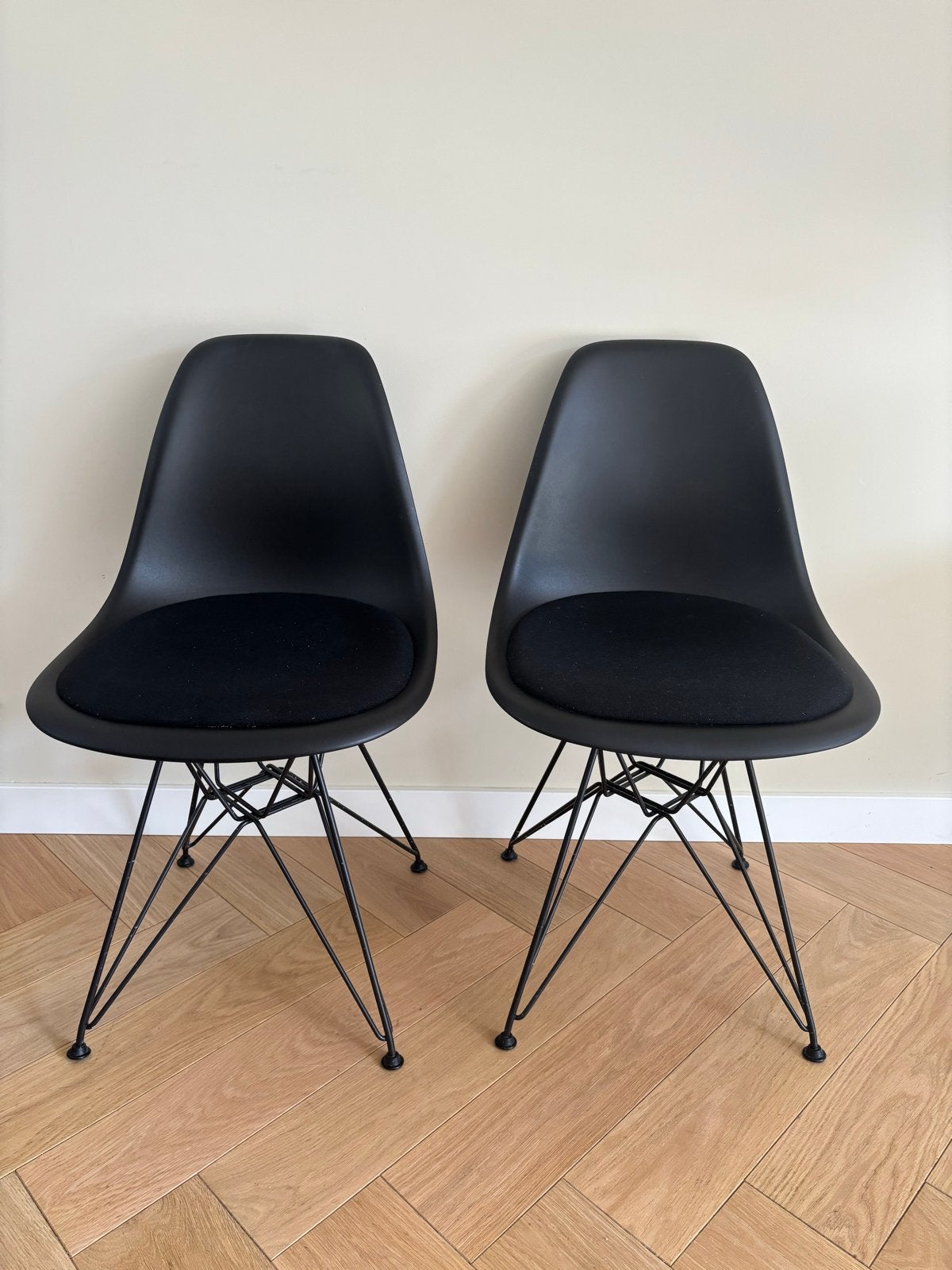 Vitra eames Set van 2 zwarte stoelen met metalen onderstel, Huis en Inrichting, Ophalen, Kunststof, Gebruikt, Twee