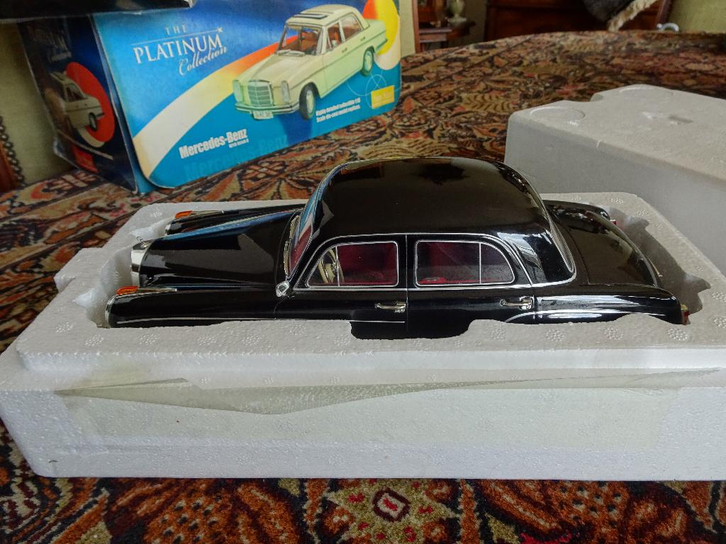 ZEER MOOIE MERCEDES BENZ 220 S 1;18 MERK KK SCALE, Hobby en Vrije tijd, Modelauto's | 1:18, Ophalen of Verzenden, Zo goed als nieuw