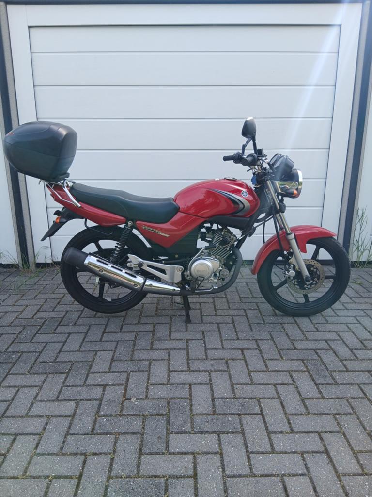 Yamaha YBR 125cc - Nieuwstaat, altijd binnen gestaan!, Particulier