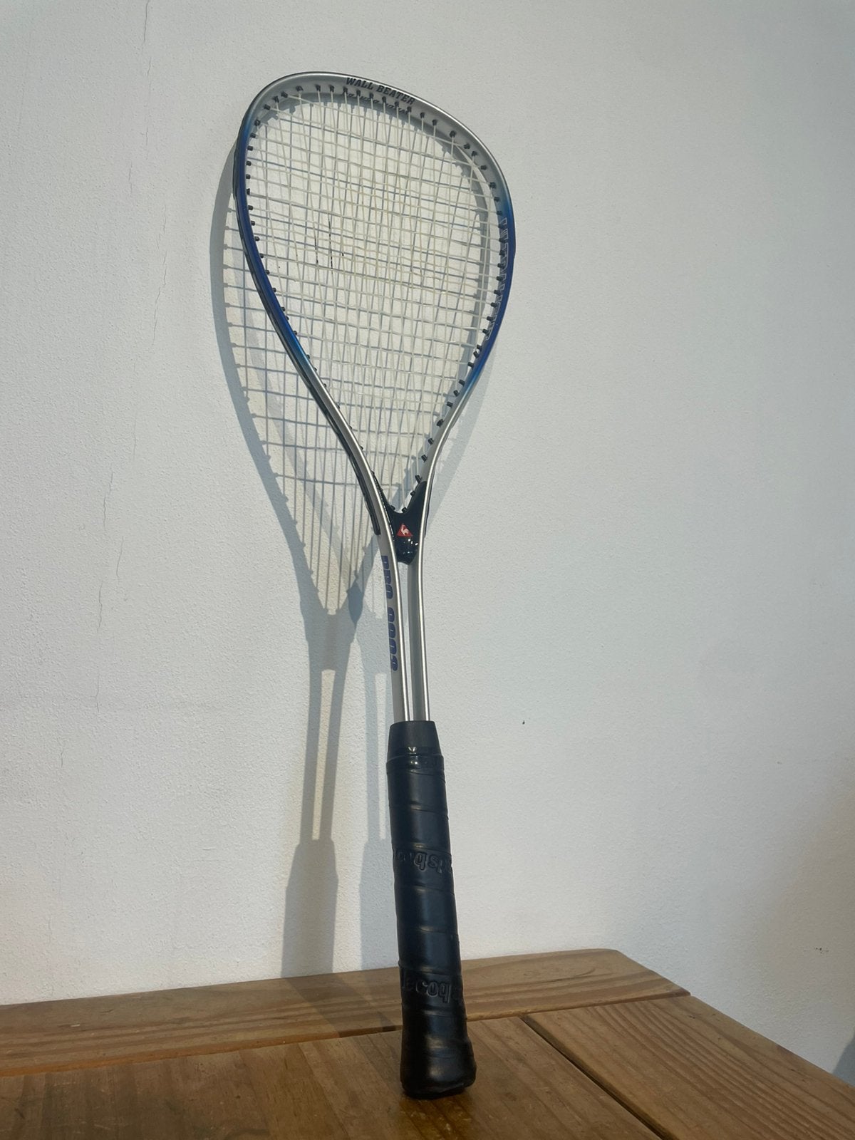Le Coq Sportif squashracket + tas, Ophalen of Verzenden, Zo goed als nieuw, Racket, Met hoes