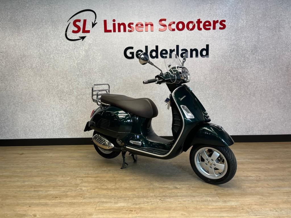 Vespa GTS Touring HPE 300cc Forest Green 2019, Motoren, Motoren | Piaggio, Scooter, 300 cc, Particulier, Minimaal motorrijbewijs A2