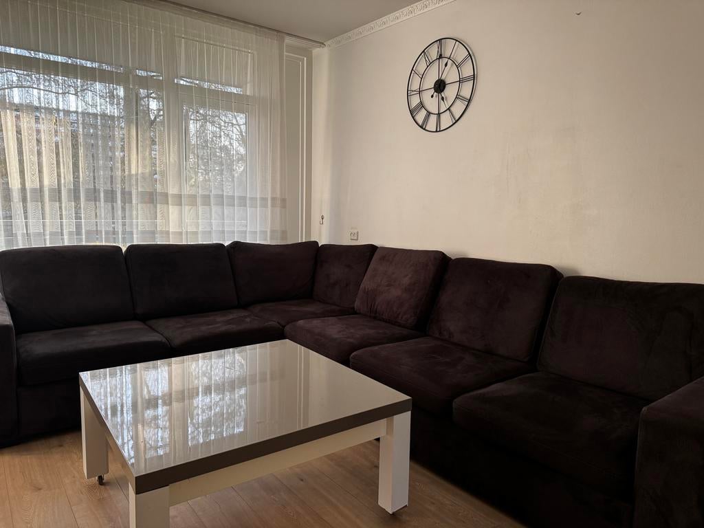 Hoekbank met salon tafel op wielen, Huis en Inrichting, Banken | Bankstellen, Ophalen, Gebruikt, 100 tot 125 cm, Hoekbank