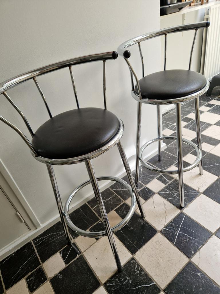 Set van 2 chromen barkrukken met zwartkunstleer, Huis en Inrichting, Barkrukken, Ophalen, Gebruikt, Met voetsteun, 90 cm of meer
