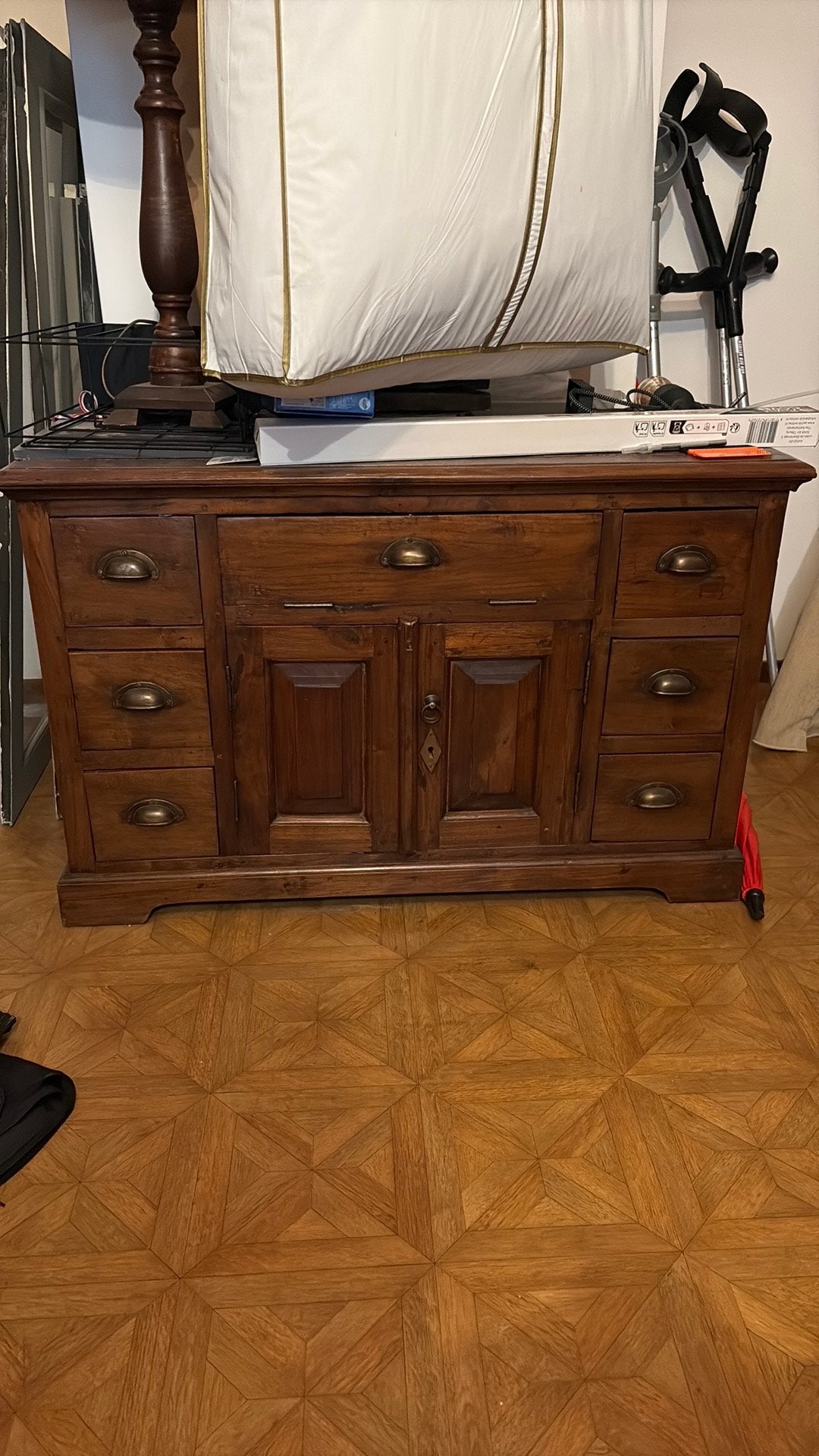 Mooi koloniaal kastje, Ophalen, Met deur(en), 100 tot 150 cm, Teakhout