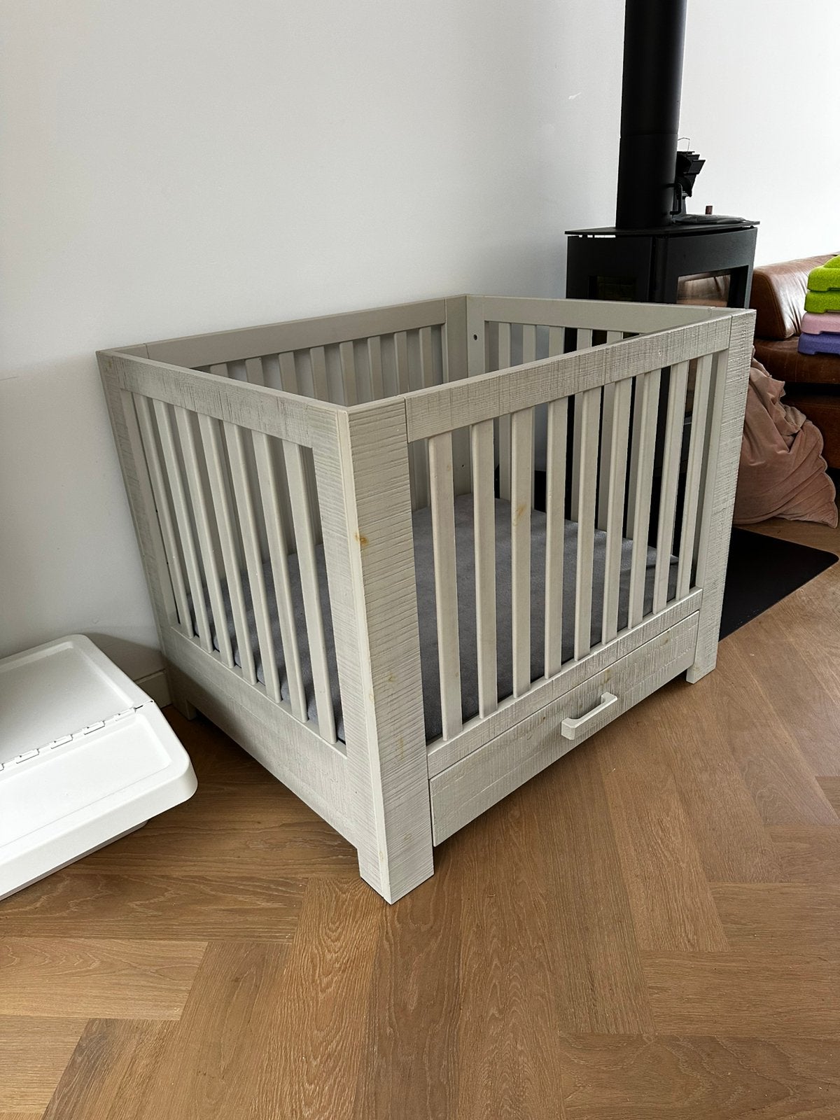 Grijze box 85 x 105cm, Kinderen en Baby's, Boxen, Ophalen, Gebruikt, Rechthoekig, In hoogte verstelbaar
