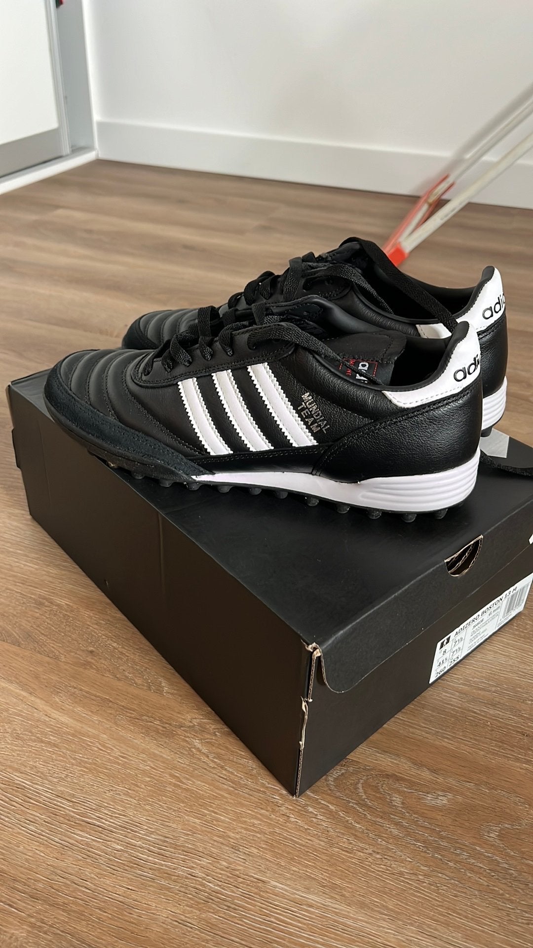 Nieuwe Adidas Adizero Boston 13M kunstgrasschoenen, Maat XS of kleiner, Ophalen of Verzenden, Nieuw, Schoenen