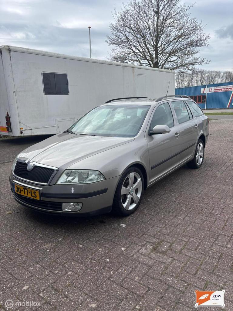 Skoda Octavia Combi 2.0 FSI Ambiente, Auto's, Skoda, Voorwielaandrijving, 1300 kg, Gebruikt, Traction-control