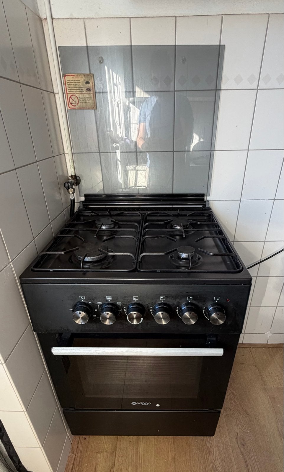 Wiggo gasfornuis zwart met oven, Ophalen, Gebruikt, 4 kookzones, Gas