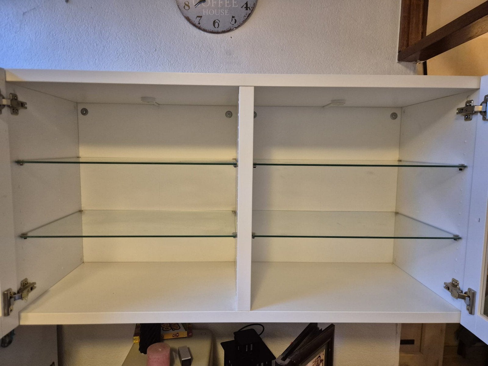 Witte vitrinekast met glazen deuren en planken, Ophalen, Met deur(en), 100 tot 150 cm, Glas