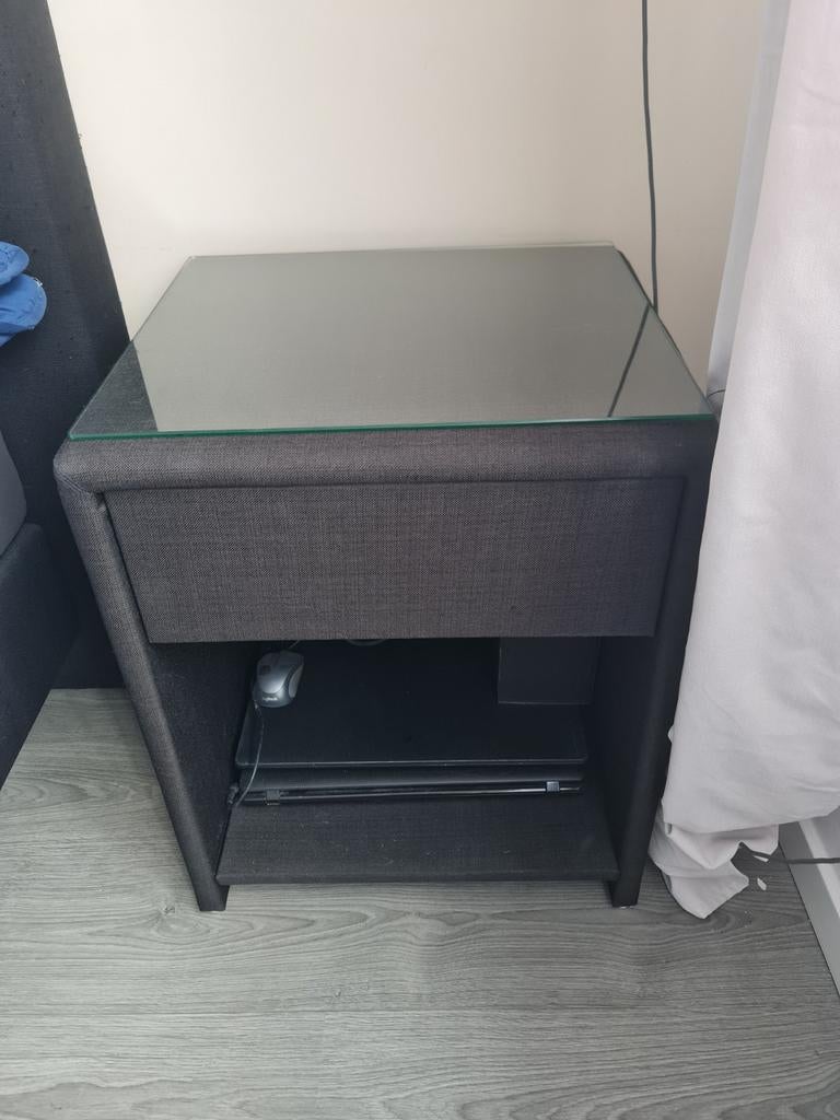 Modern nachtkastje met glazen blad en lade, Overige materialen, Gebruikt, 45 tot 65 cm, 55 tot 70 cm