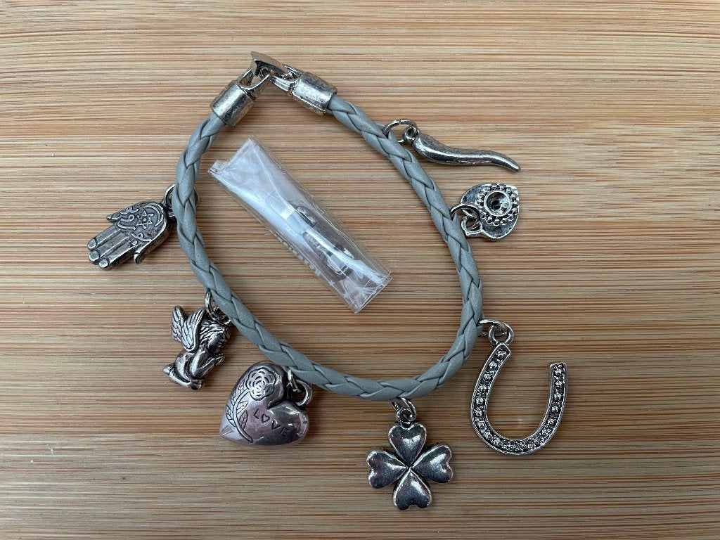 Grijze Armband met Bedels - Diverse Gelukssymbolen NIEUW, Overige materialen, Nieuw, Ophalen of Verzenden, Grijs